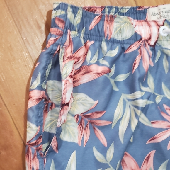 Abercrombie &Fitch Swim Trunks Tropical Floral Print Size S NWOT - Picture 3 of 7